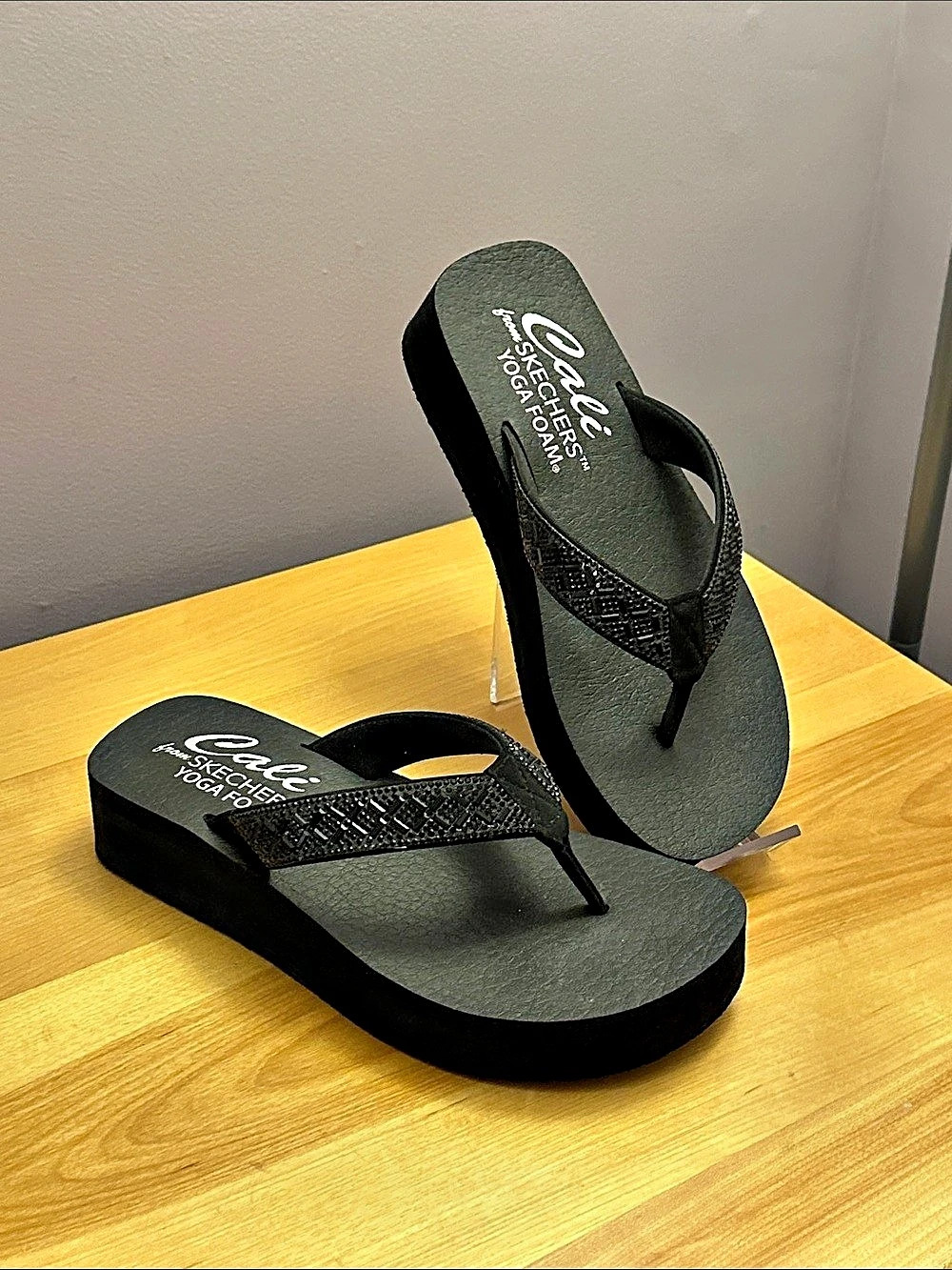 Cali Skechers Yoga Foam Black Platform Flip Flop Sandals Like New
